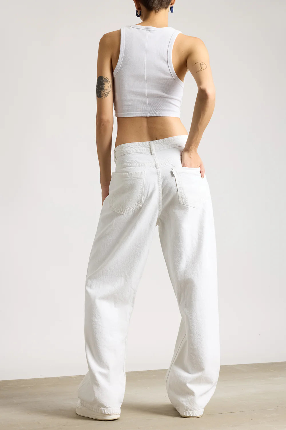 Trendy White Wide-Leg Jeans for Women with Relaxed Fit and Modern Design