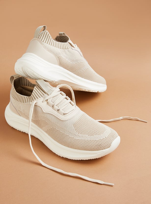 Trendy Men’s Mesh Sports Shoes with Comfort Cushioning for Active Lifestyle