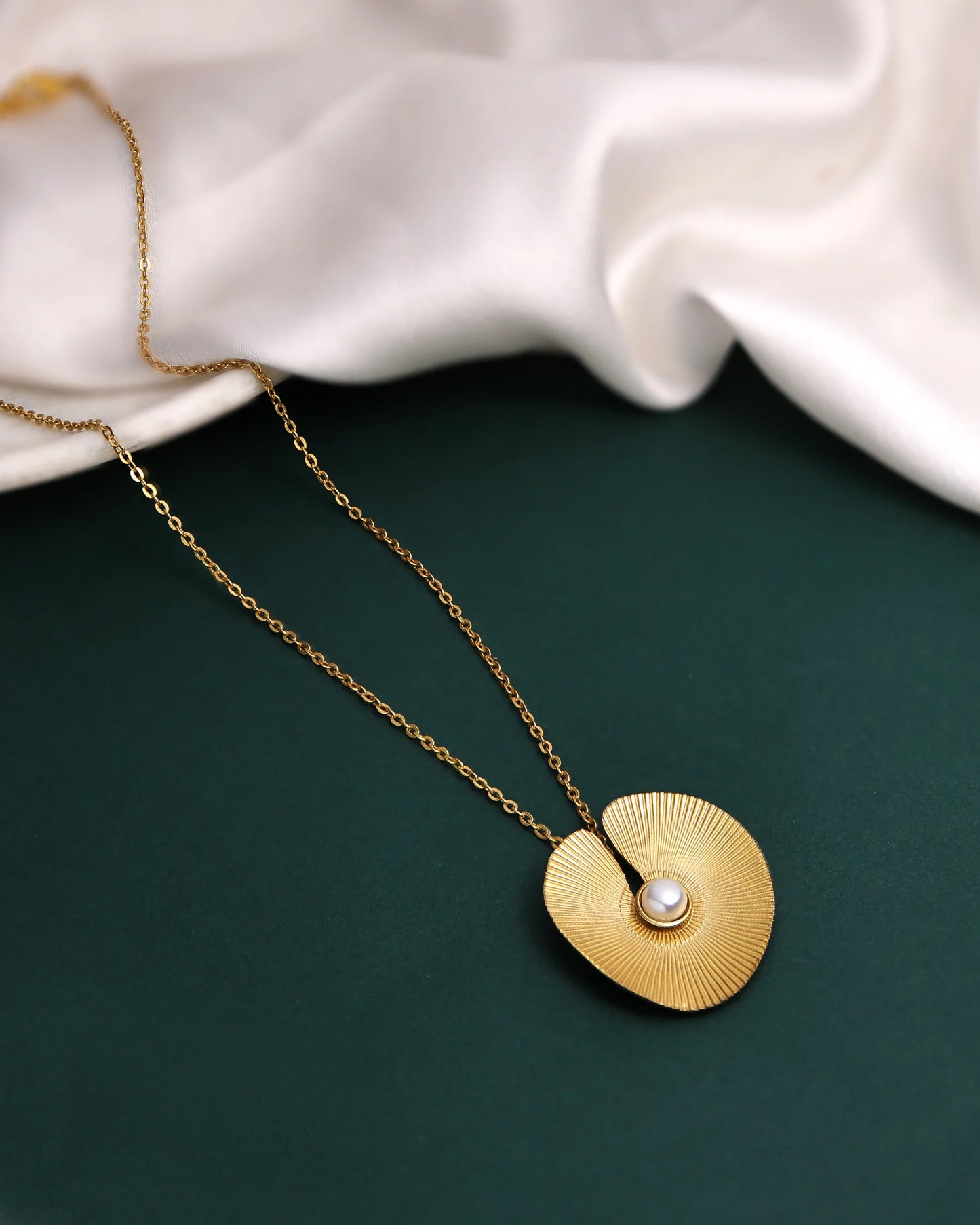 Stylish Lotus Leaf Pendant Necklace Paired with Delicate Ring