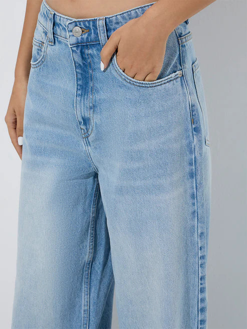 Chic Women’s Light Blue Relaxed Fit High Waist Jeans with Casual Street Style Design