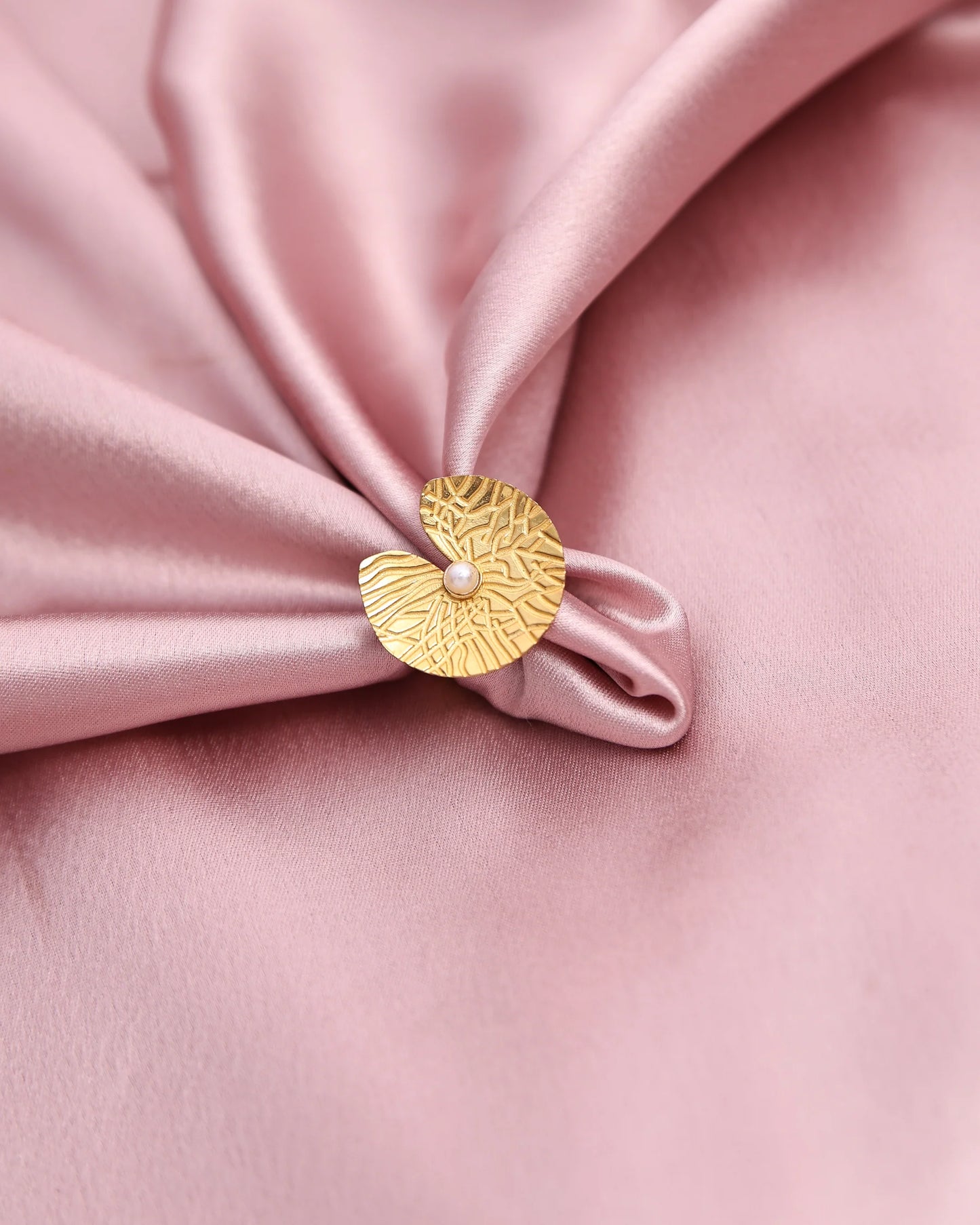Stylish Lotus Leaf Pendant Necklace Paired with Delicate Ring