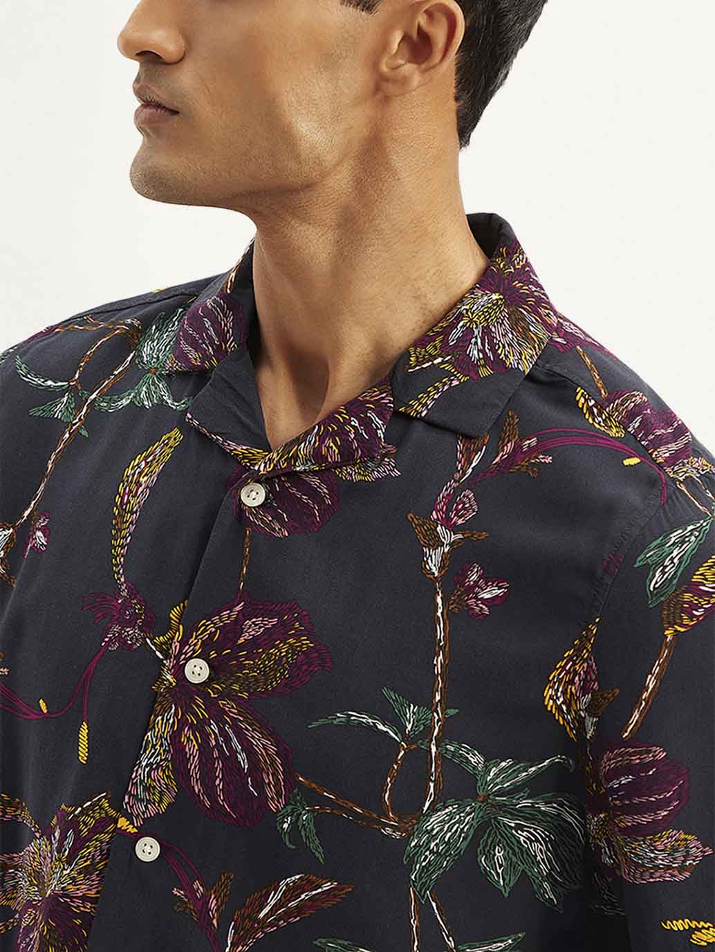 Chic Men’s Resort Collar Floral Camp Shirt in Relaxed Fit – Stylish Casual Wardrobe Essential for Vacations and Festive Occasions