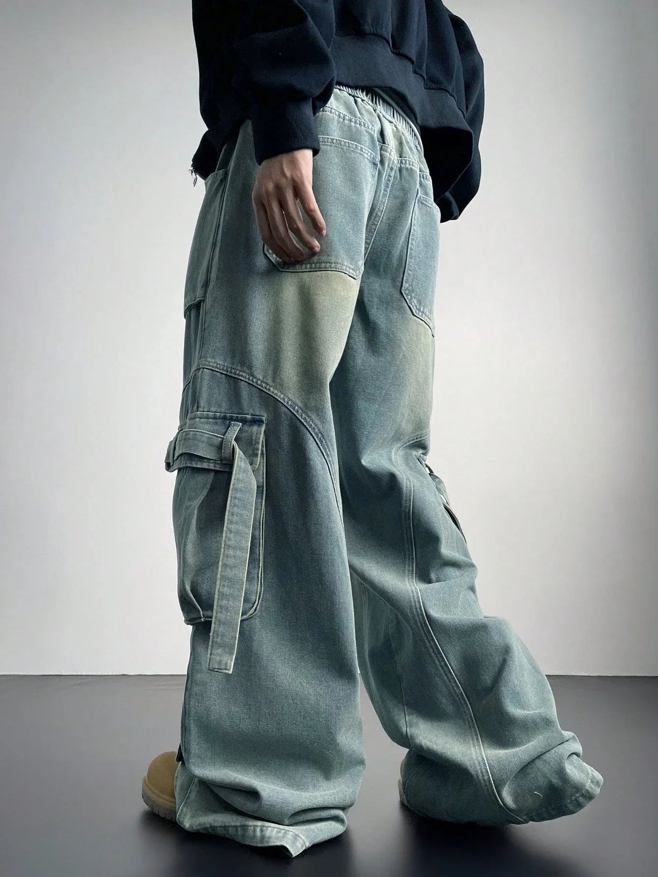 Comfortable Flex Fit Wide Leg Cargo Jogger Jeans for Men with Relaxed Baggy Design