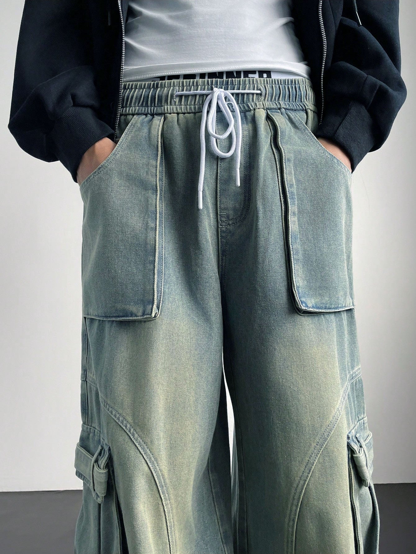 Comfortable Flex Fit Wide Leg Cargo Jogger Jeans for Men with Relaxed Baggy Design