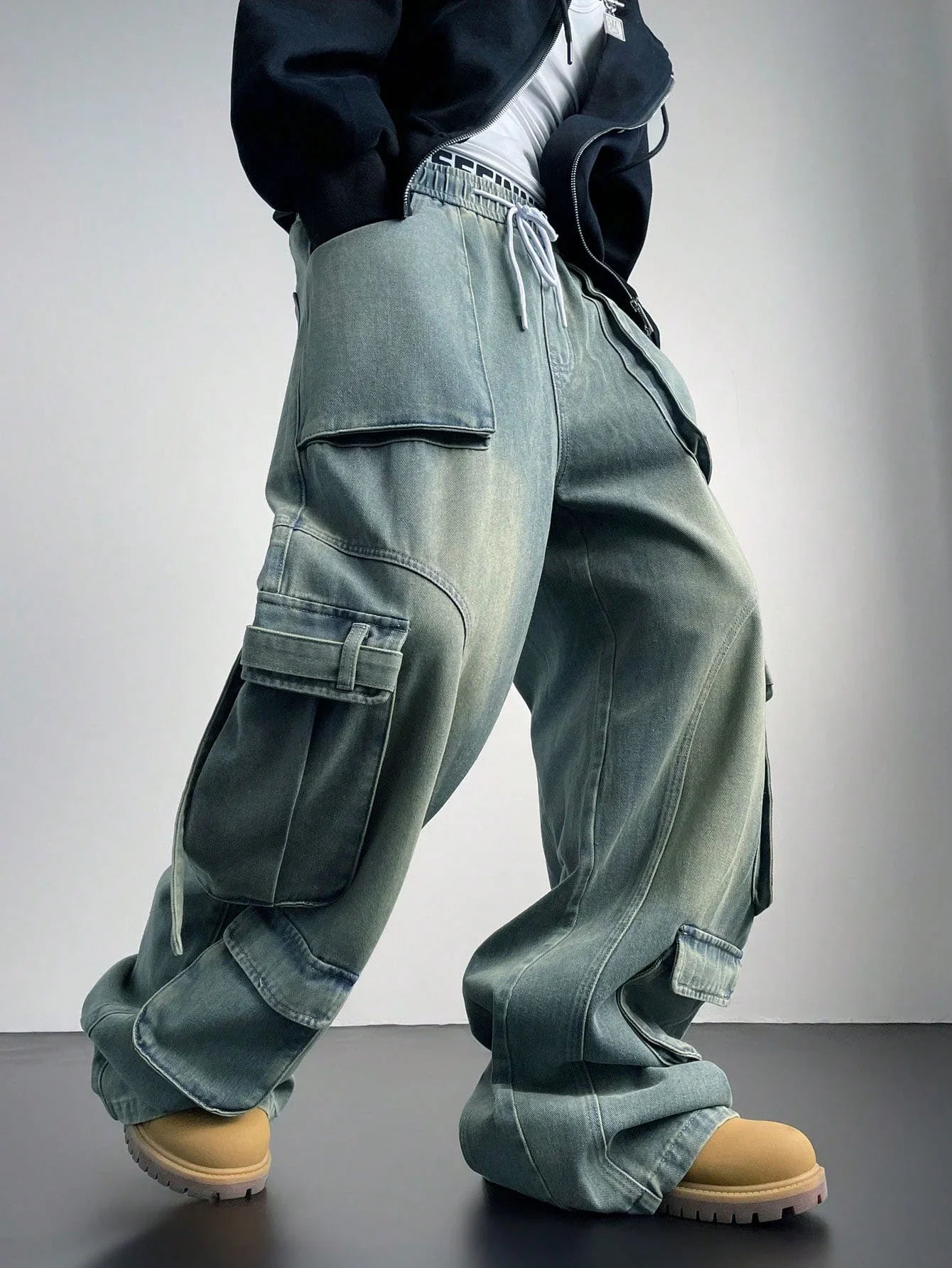 Comfortable Flex Fit Wide Leg Cargo Jogger Jeans for Men with Relaxed Baggy Design