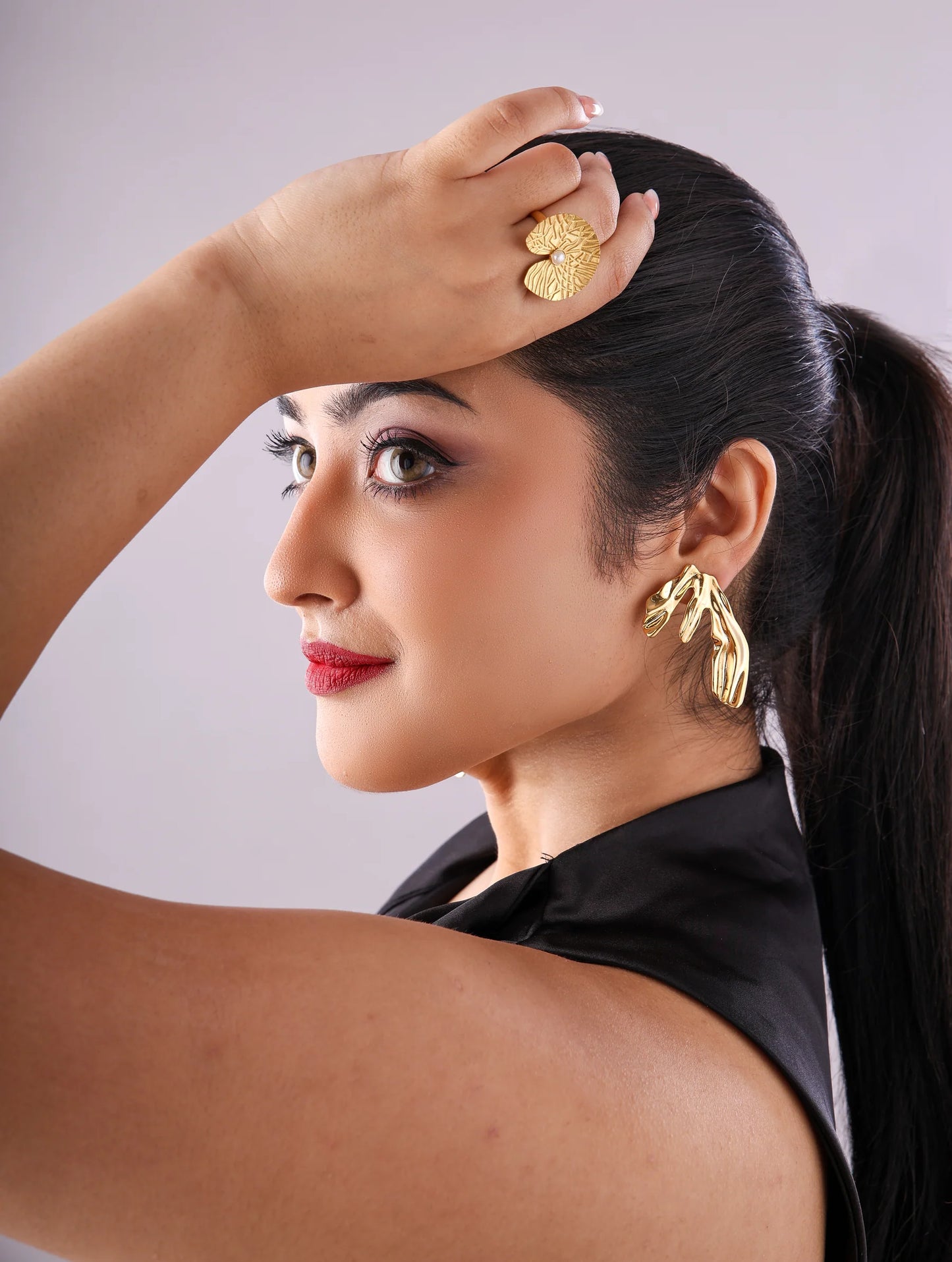 Stylish Lotus Leaf Pendant Necklace Paired with Delicate Ring