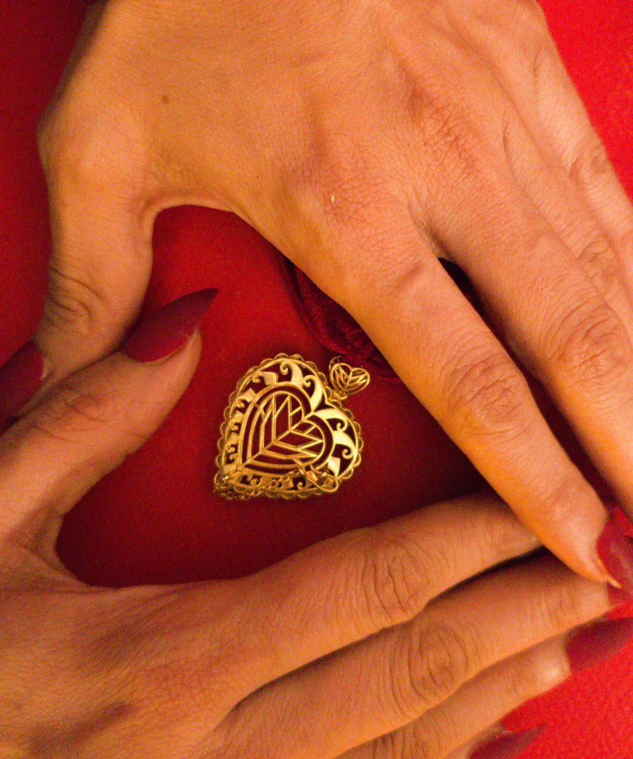 Women’s Velvet Choker Necklace with Vintage-Inspired Gold Design