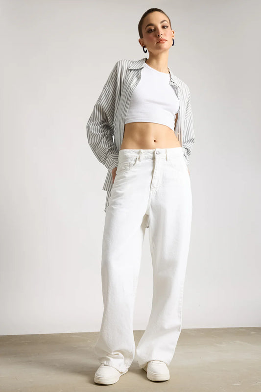 Trendy White Wide-Leg Jeans for Women with Relaxed Fit and Modern Design