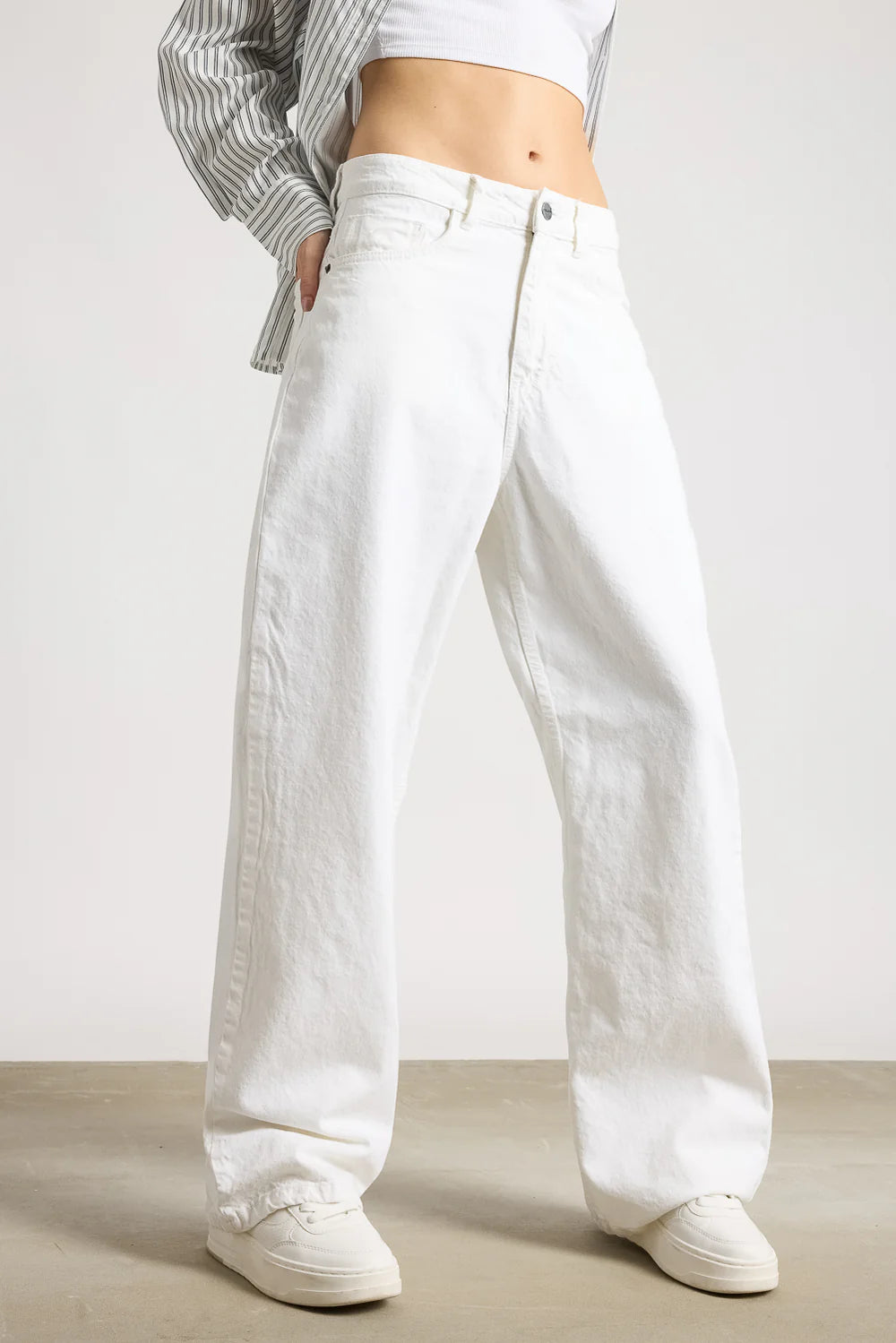 Trendy White Wide-Leg Jeans for Women with Relaxed Fit and Modern Design