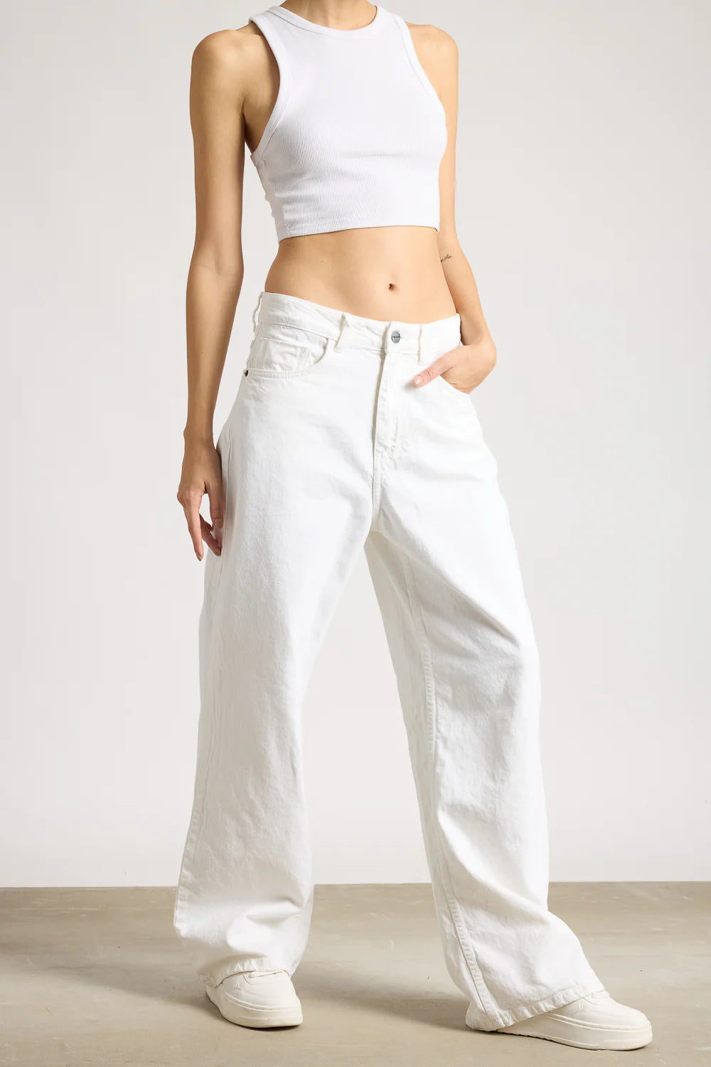 Trendy White Wide-Leg Jeans for Women with Relaxed Fit and Modern Design
