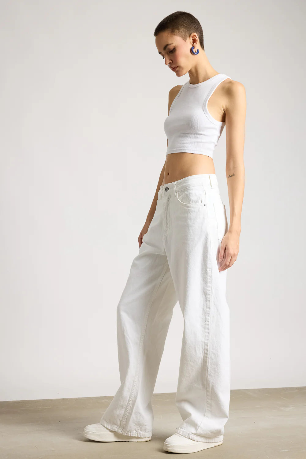 Trendy White Wide-Leg Jeans for Women with Relaxed Fit and Modern Design