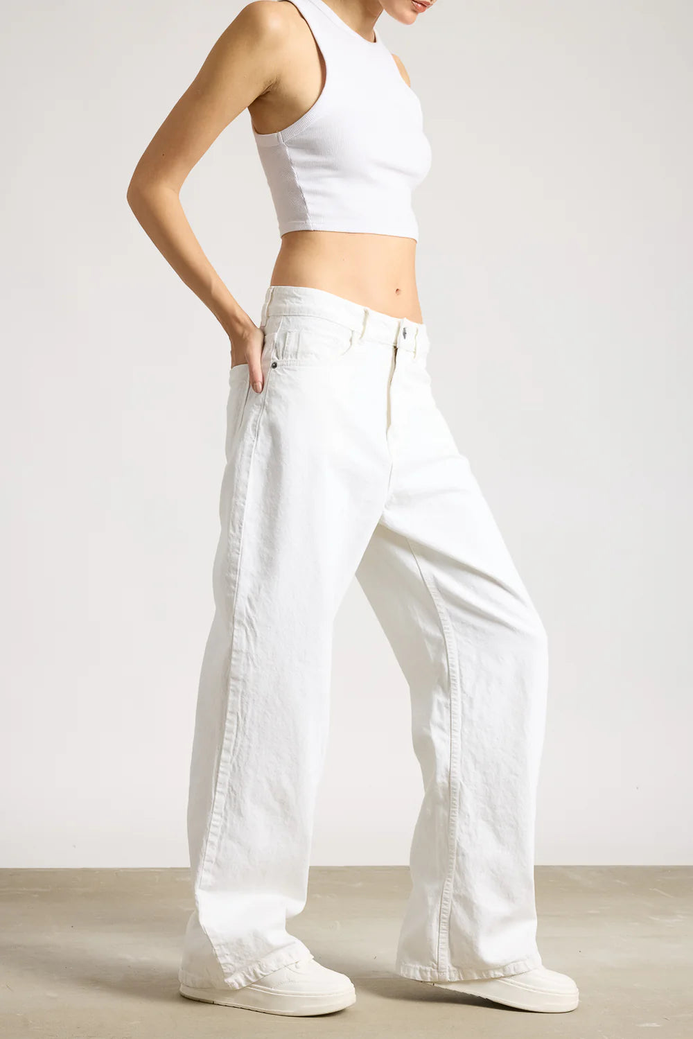 Trendy White Wide-Leg Jeans for Women with Relaxed Fit and Modern Design