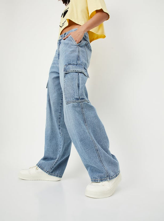 Stylish Women's Lightwashed Cargo Jeans High-Waist Denim with Spacious Pockets & Contemporary Streetwear Look