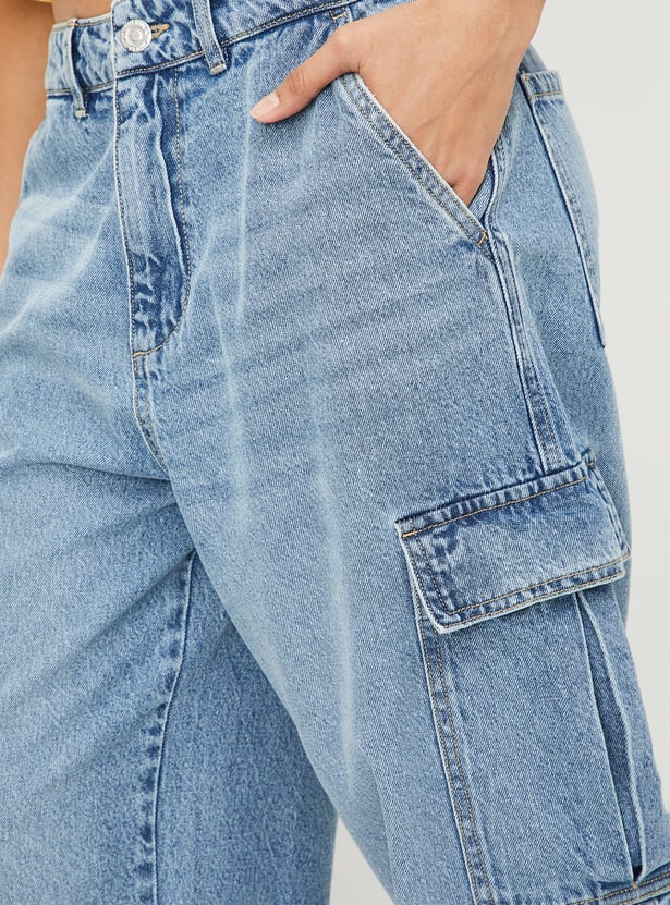 Stylish Women's Lightwashed Cargo Jeans High-Waist Denim with Spacious Pockets & Contemporary Streetwear Look