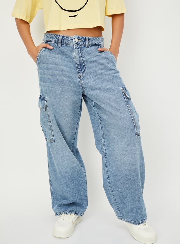 Stylish Women's Lightwashed Cargo Jeans High-Waist Denim with Spacious Pockets & Contemporary Streetwear Look