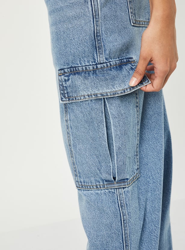 Stylish Women's Lightwashed Cargo Jeans High-Waist Denim with Spacious Pockets & Contemporary Streetwear Look