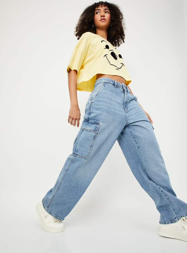 Stylish Women's Lightwashed Cargo Jeans High-Waist Denim with Spacious Pockets & Contemporary Streetwear Look