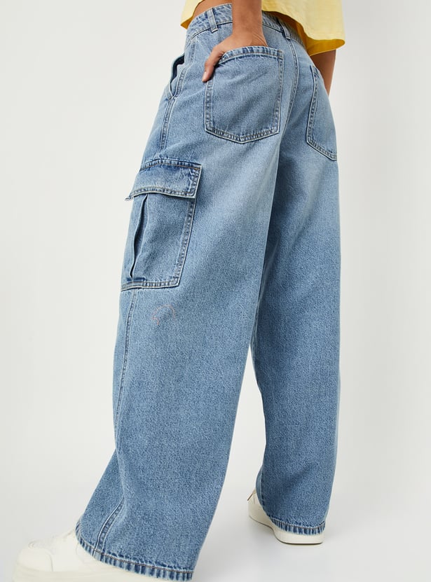 Stylish Women's Lightwashed Cargo Jeans High-Waist Denim with Spacious Pockets & Contemporary Streetwear Look