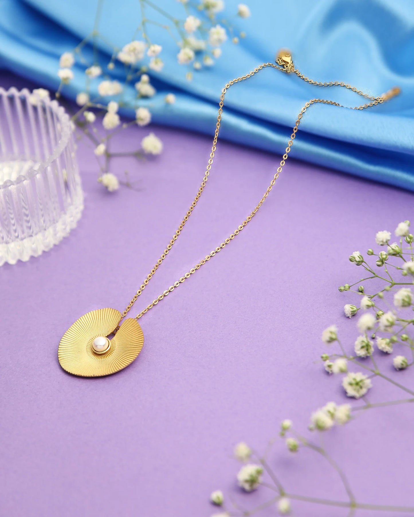 Stylish Lotus Leaf Pendant Necklace Paired with Delicate Ring