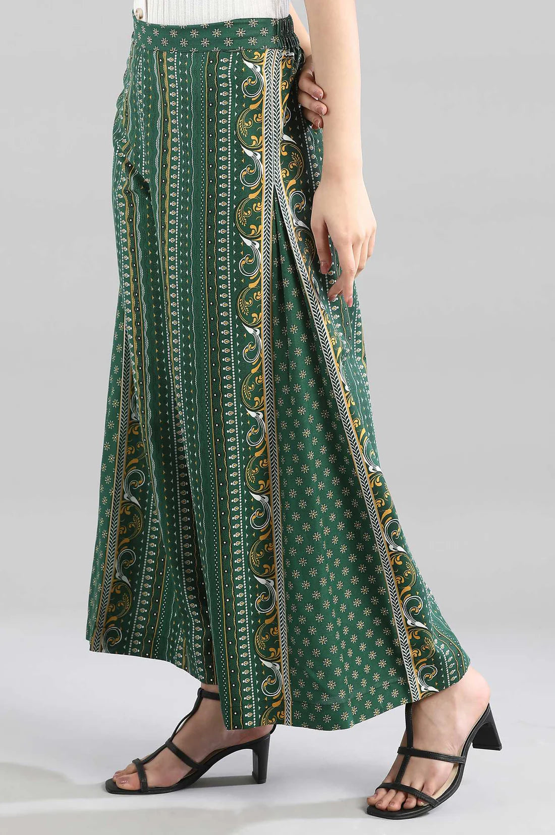 Elegant Cream Viscose Kurta with Embroidered Detailing and Matching Dupatta – Ideal for Party Wear