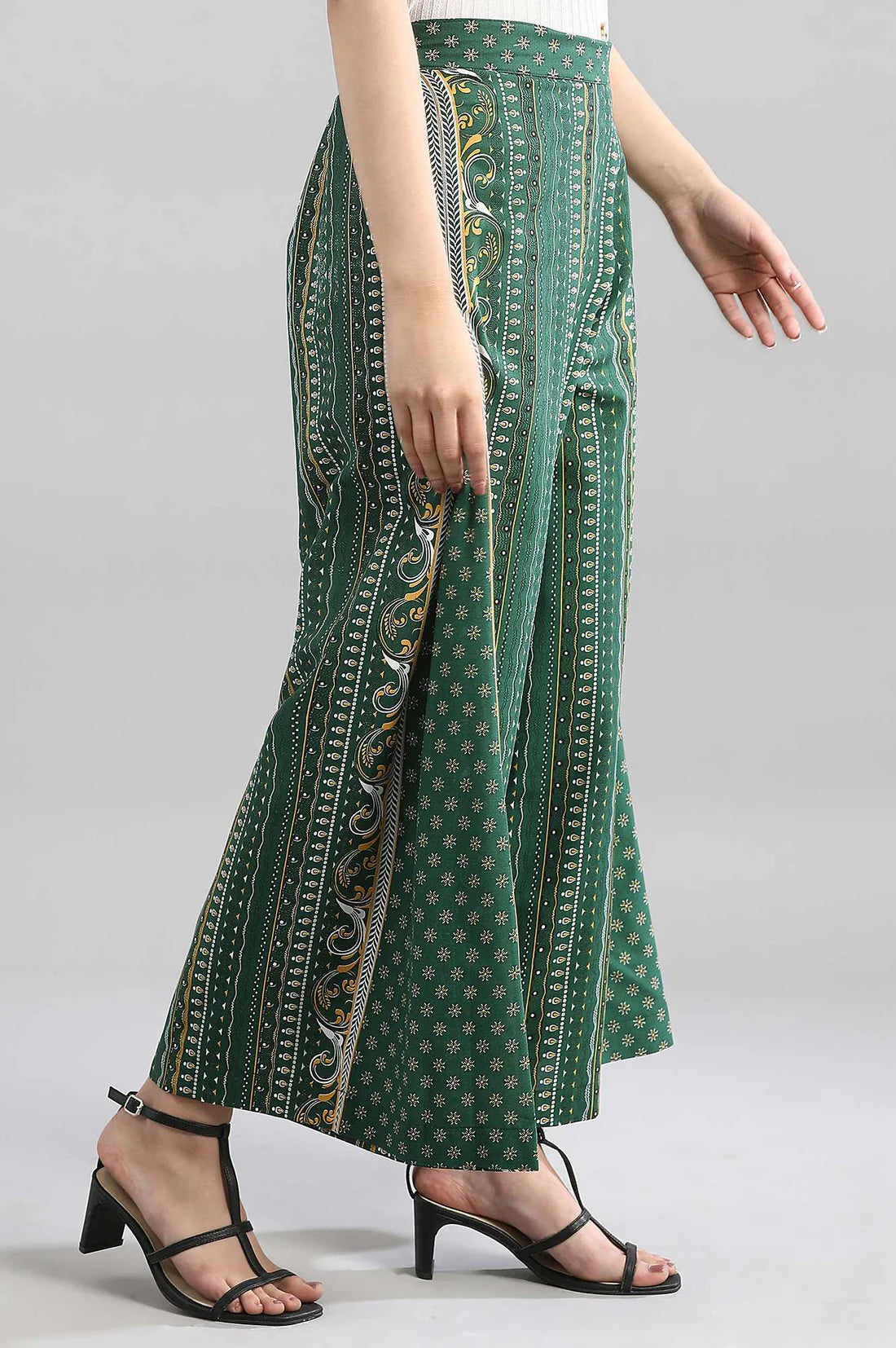 Elegant Cream Viscose Kurta with Embroidered Detailing and Matching Dupatta – Ideal for Party Wear