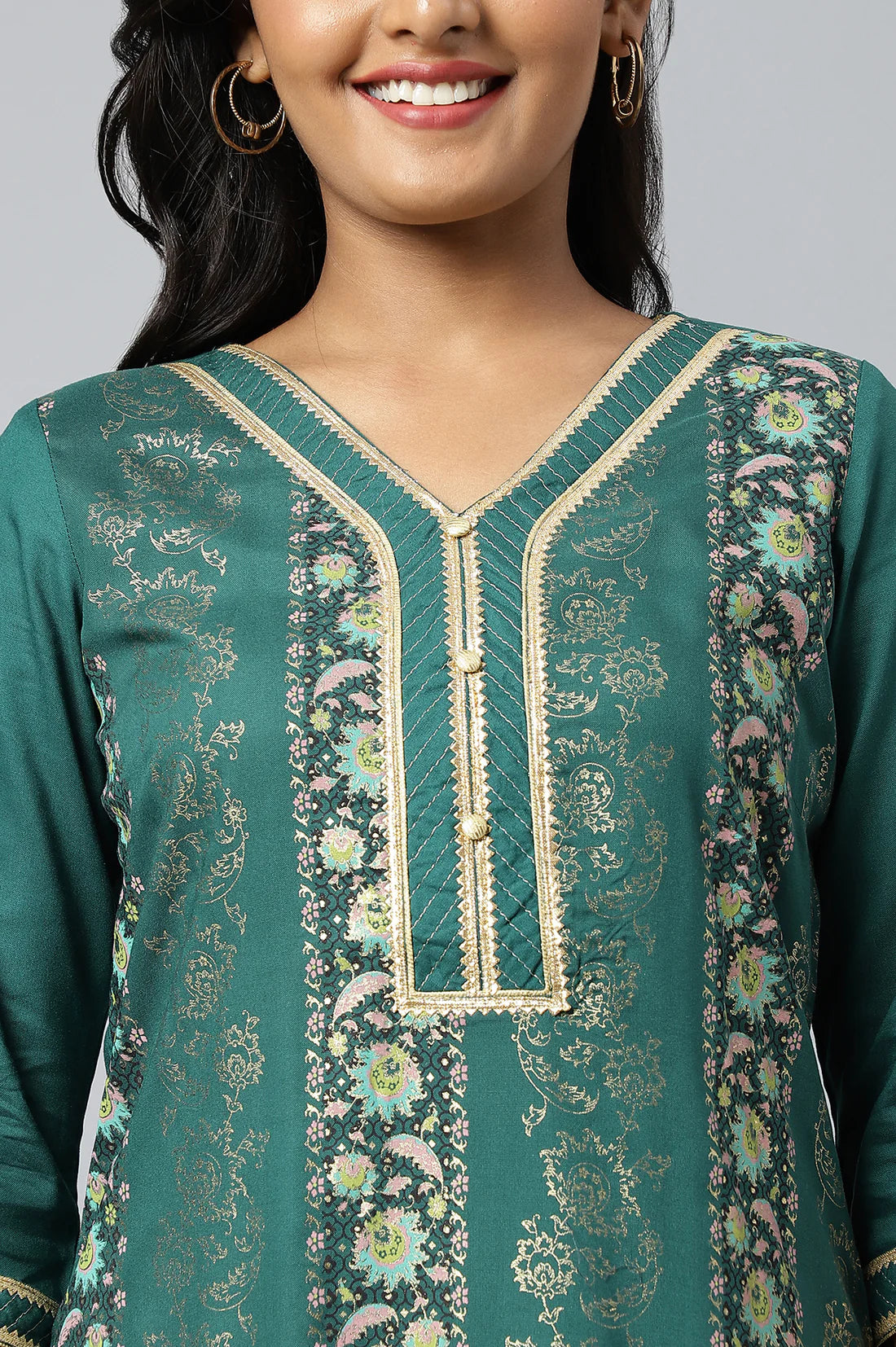 Elegant Cream Viscose Kurta with Embroidered Detailing and Matching Dupatta – Ideal for Party Wear