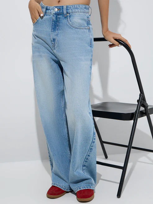 Chic Women’s Light Blue Relaxed Fit High Waist Jeans with Casual Street Style Design