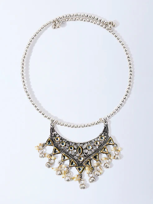 Stylish Silver Pendant Choker Necklace with Sparkling Glass Accents