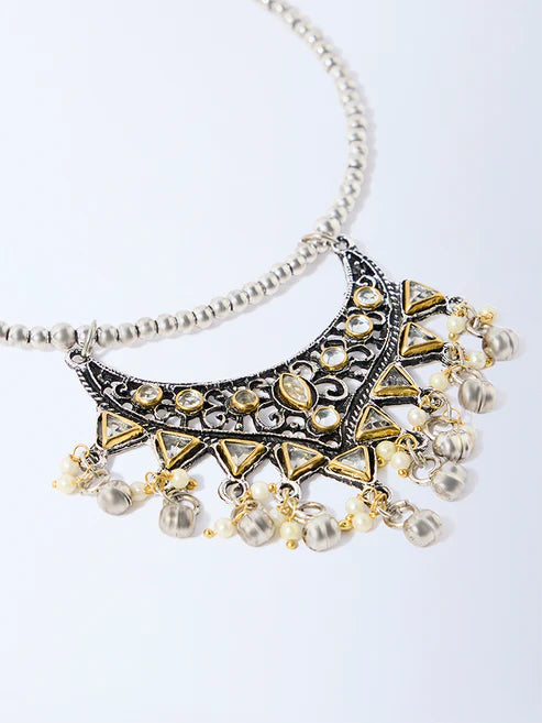 Stylish Silver Pendant Choker Necklace with Sparkling Glass Accents