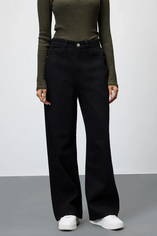 Women's Onyx Cropped Wide Jeans Stylish Casual Denim with Relaxed Fit and Modern Ankle Length Design
