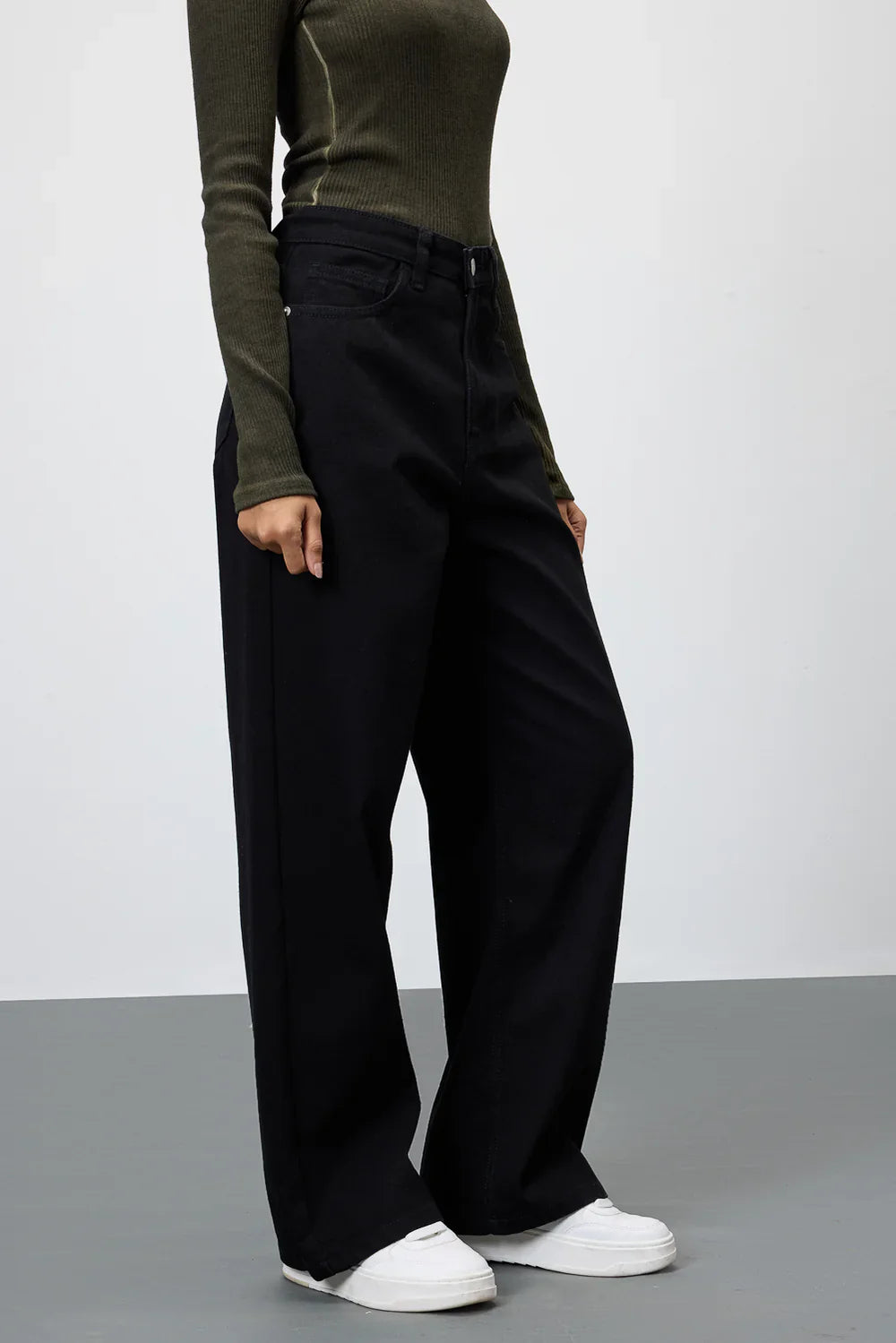 Women's Onyx Cropped Wide Jeans Stylish Casual Denim with Relaxed Fit and Modern Ankle Length Design
