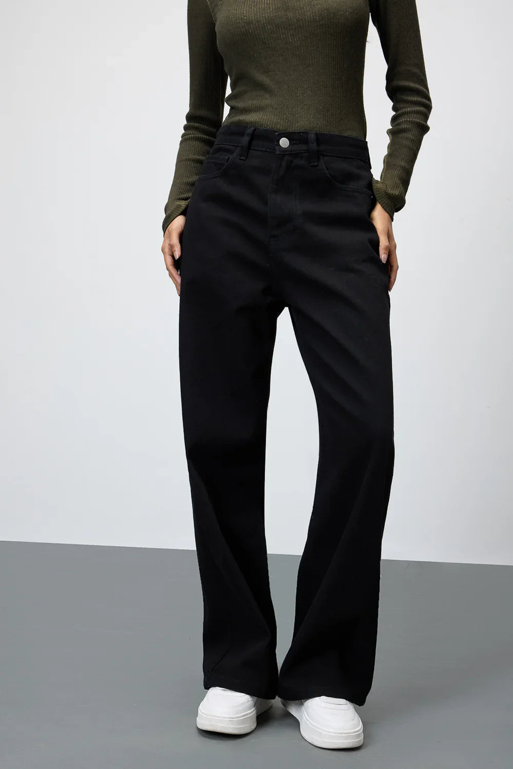 Women's Onyx Cropped Wide Jeans Stylish Casual Denim with Relaxed Fit and Modern Ankle Length Design
