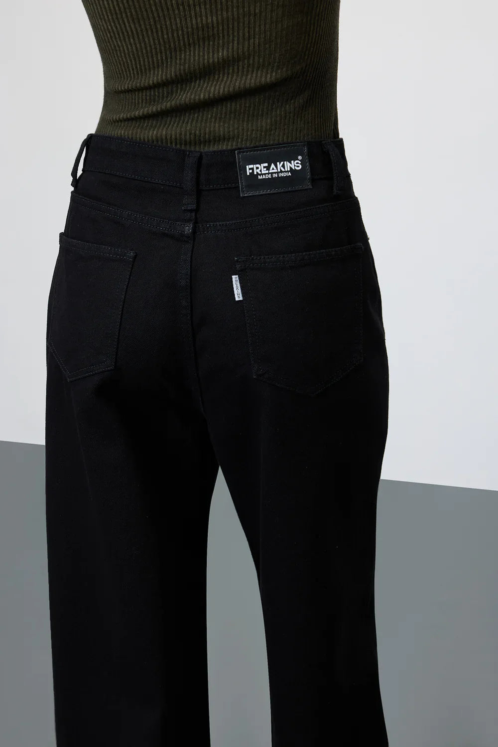Women's Onyx Cropped Wide Jeans Stylish Casual Denim with Relaxed Fit and Modern Ankle Length Design