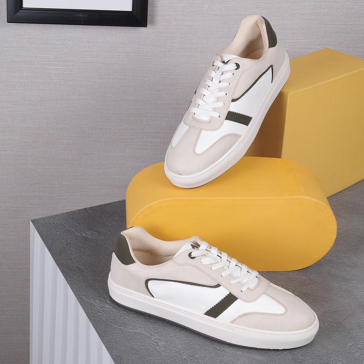 Men’s Off-White Sneakers with Contemporary Casual Design