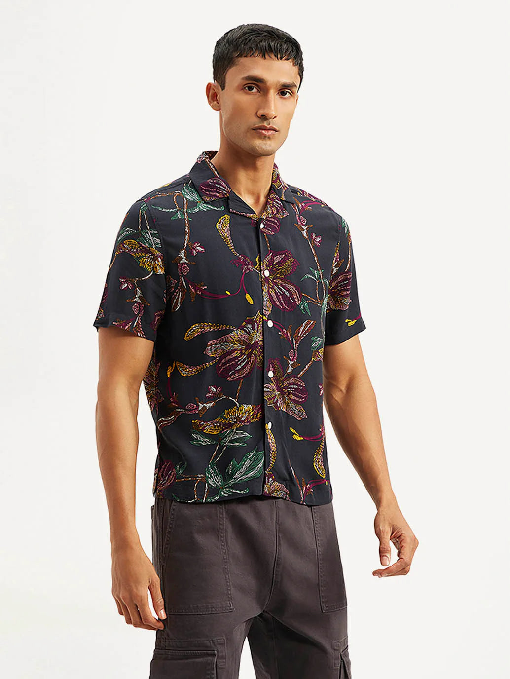 Chic Men’s Resort Collar Floral Camp Shirt in Relaxed Fit – Stylish Casual Wardrobe Essential for Vacations and Festive Occasions