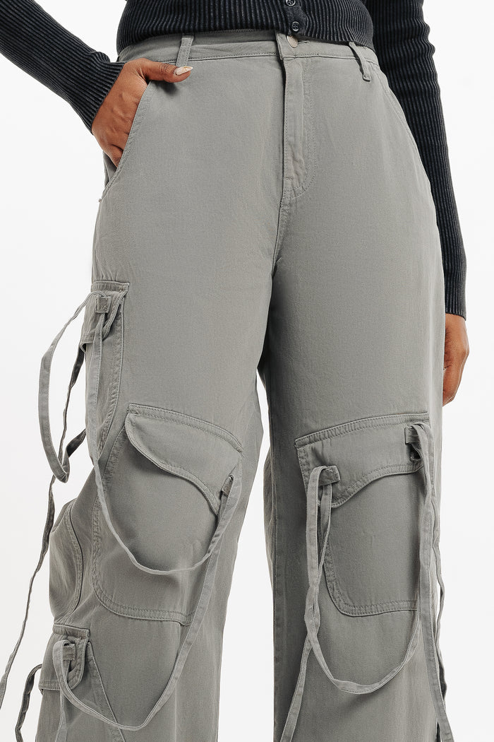 Grey Cargo Pants with Multiple Pockets for Casual and Outdoor Wear
