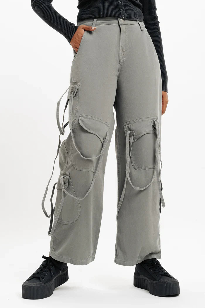 Grey Cargo Pants with Multiple Pockets for Casual and Outdoor Wear