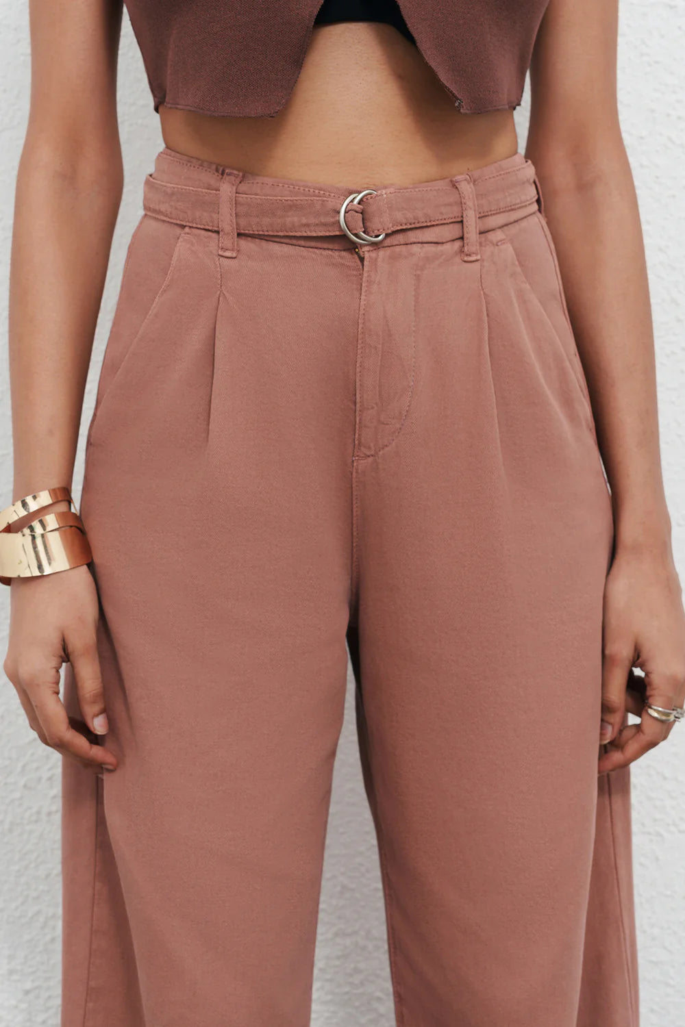Modern Murky Pink Belted Jeans for Women – Straight Cut, Comfortable, and On-Trend