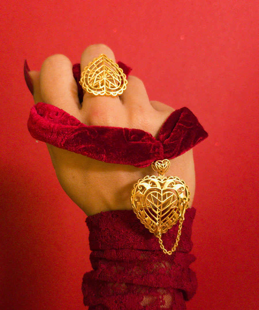 Women’s Velvet Choker Necklace with Vintage-Inspired Gold Design