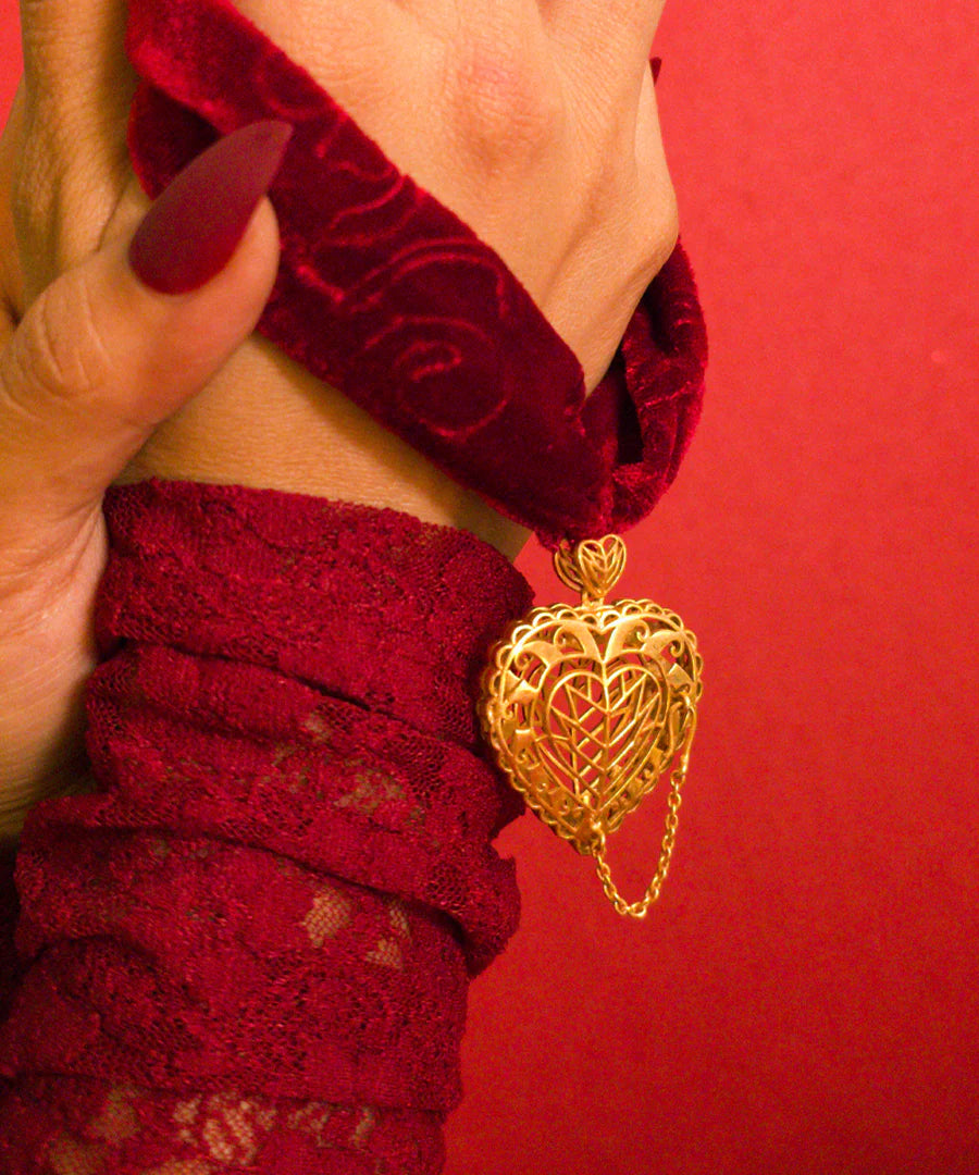 Women’s Velvet Choker Necklace with Vintage-Inspired Gold Design