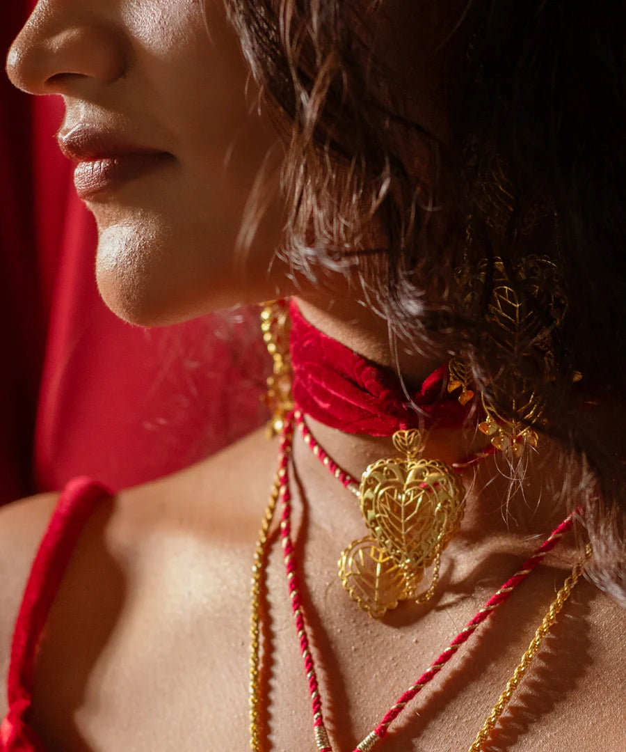 Women’s Velvet Choker Necklace with Vintage-Inspired Gold Design