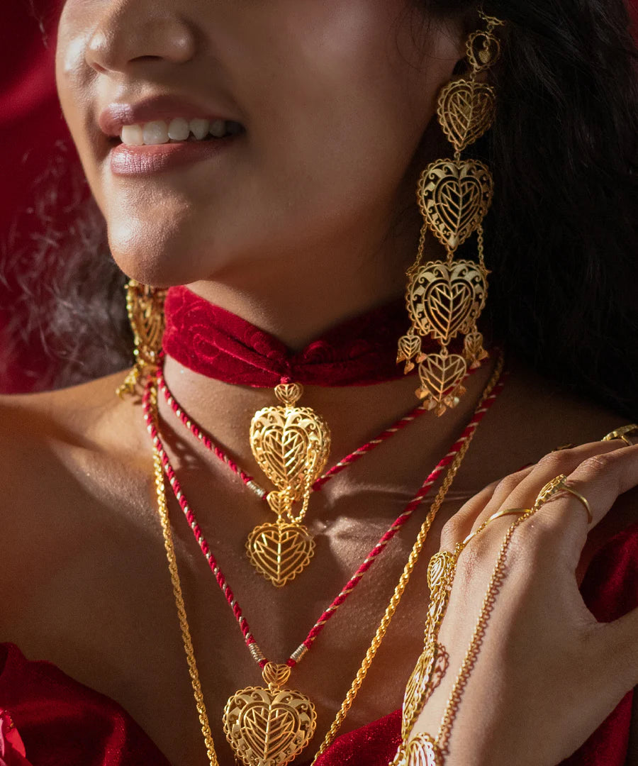 Women’s Velvet Choker Necklace with Vintage-Inspired Gold Design