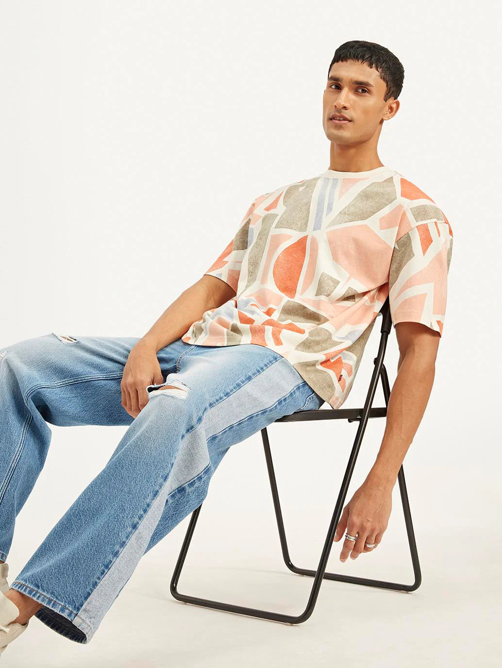 Classic Men’s Loose Fit Graphic Tee with Comfortable Fabric and Modern Street Style Appeal